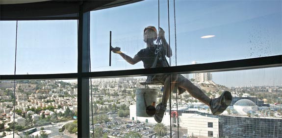 ניקוי חלונות בניין משרדים ירושלים / צלם: רויטרס